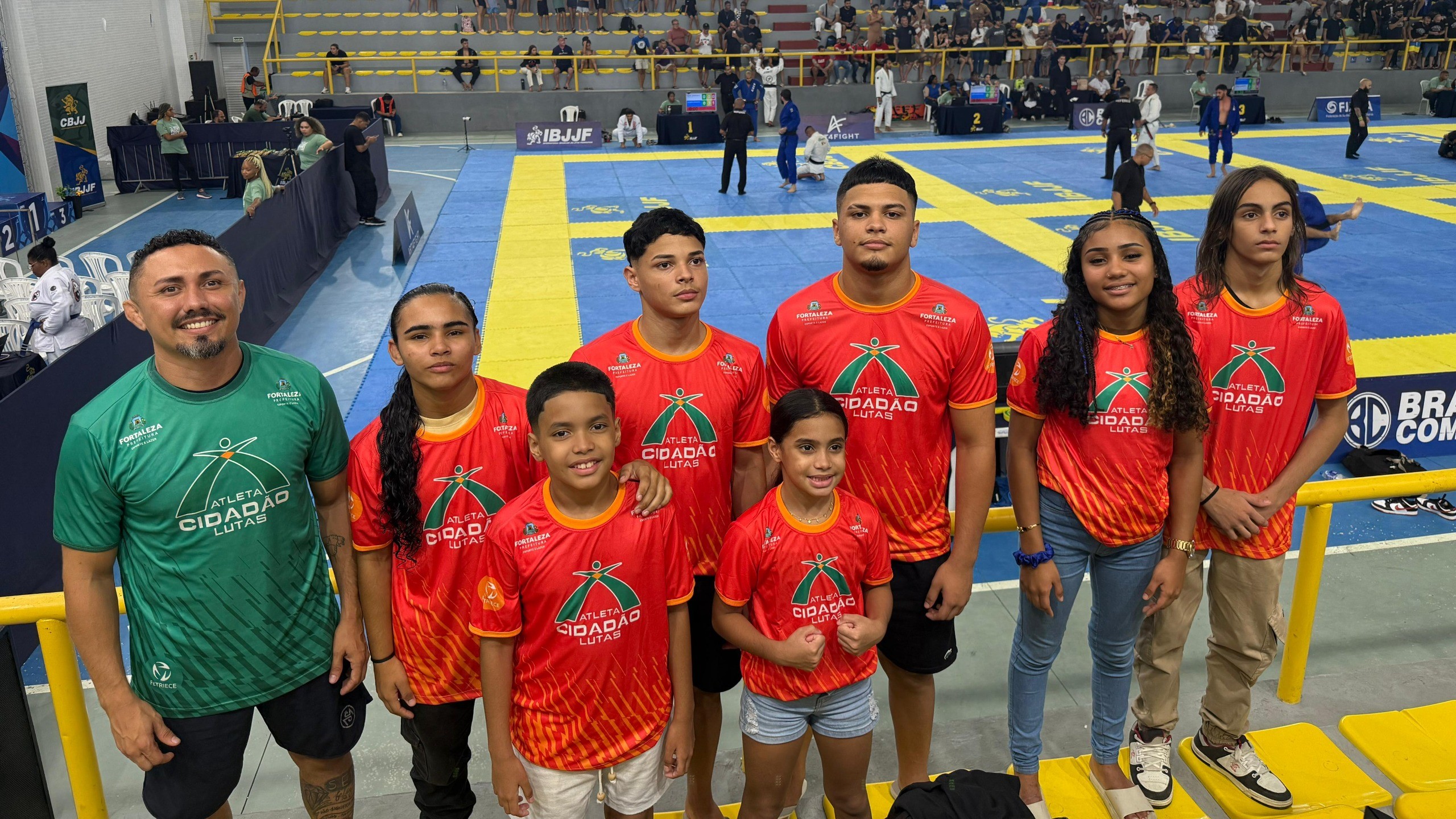 grupo de pessoas posa para a foto